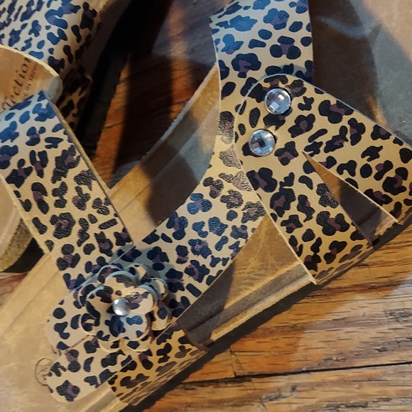 Shoes - Picture 3 of 7